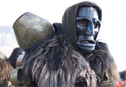 Un Mamuthone, una delle due maschere tipiche del Carnevale di Mamoiada in Sardegna - foto Sardegna Turismo