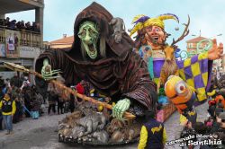 Carnevale storico di Santhià: un carro allegorico in sfilata - ©  www.carnevaledisanthia.it
