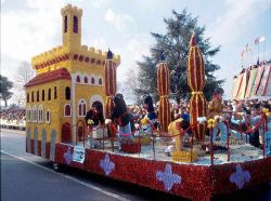 La silata dei carri fioriti durante la Festa del Tulipano a Castiglione del Lago, Umbria - Uno dei tanti carri allegorici che sfilano per le vie del borgo umbro durante i tradizionali festeggiamenti ...