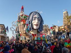Carro allegorico a tema John Lennon durante la sfilata del Carnevale di Viareggio in Toscana - © marchesini62 / Shutterstock.com