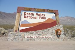 Il cartello d'ingresso alla Death Valley, California, Stati Uniti d'America. Questa meta turistica è perfetta per gli appassionati di escursionismo, di flora e fauna, per gli ...