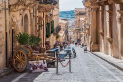 Cartoline di Sicilia: Noto - il carretto siciliano, simbolo del folclore contadino di questa bella regione, apre a una delle vie principali del centro storico di Noto, denominato "patrimonio ...