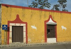 Casa colonica a Izamal, Messico. Una tipica abitazione in architettura colonica nella cittadina di Izamal. Come nella maggior parte degli edifici, anche questa facciata è dipinta di giallo ...