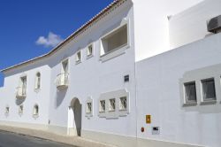Una casa con intonaco bianco nel villaggio di Armacao de Pera, Portogallo.
