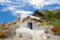 Casa costruita nella roccia a Alicudi, Sicilia - Passeggiando per l'isola se ne può scoprire l'interessante e caratteristica architettura con casette bianche e basse e scalinate ...