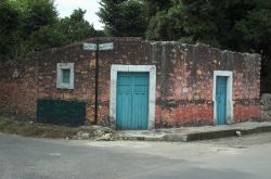 Casa d'angolo a Izamal, Messico. E' situata all'incrocio fra due strade del centro di Izamal  questa abitazione dalle porte e finestre azzurre - © Gerardo C.Lerner / Shutterstock.com ...