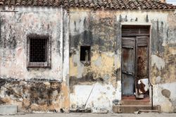 Casa decadente nel centro storico di Camaguey, Cuba - Una vecchia e fatiscente abitazione nel cuore di Camaguey © Tupungato / Shutterstock.com