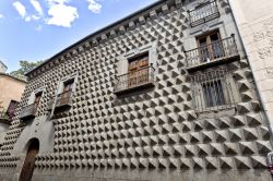 Casa de Los Picos a Segovia, Spagna - La sua facciata è ricoperta quasi completamente da pietre di granito tagliate a punta di diamante e sui balconi si trova lo stemma della famiglia ...