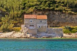 Una vecchia casa di pietra sulla costa dell'isola di Susak, in Croazia. A Susak si arriva con la linea di battello da Lussinpiccolo o con la linea di catamarano partente da Fiume; sull’isola ...