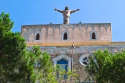 La Casa di Riposo Sacro Cuore di Gesù a Sant'Agata di Puglia. Una statua di Cristo con le braccia aperte sìinnalza sul tetto dell'edificio religioso.



