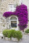 Una casa in pietra a Saint-Paul-de-Vence, Francia del sud. Passeggiando per questo romantico villaggio medievale se ne possono ammirare scorci caratteristici.



