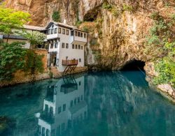 Il Blagaj Tekija: il monastero ottomano nella montagna bosniaca - il tekke (monastero) di Blagaj, costruito dai discepoli della confraternita dei dervisci nel 1520, ha raggiunto una fama internazionale ...