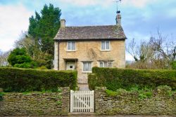 Una casa tipica del villaggio di Bibury, il borgo in pietra del sud-ovest inglese - © mubus7 / Shutterstock.com