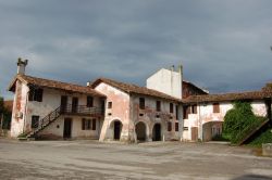 Casali Feletti , una serie du rustici isolati nel comune di Morsano al Tagliamento in Friuli - © Totila / mapio.net