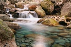 Una limpida cascata creatasi dal corso della Restonica, in uno dei territori più affascinanti della Corsica - la Restonica, affluente del Tavignano, segue il suo corso nella splendida ...