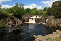 Cascate di Low Force nei pressi di Durham, Inghilterra. Siamo lungo il fiume Tees nella bellissima Upper Teesdale.
