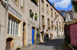 Case affacciate su una stradina in salita nel centro di Metz, Francia - © Pack-Shot / Shutterstock.com