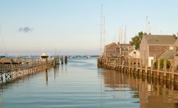 Case affacciate sull'Atlantico a Nantucket, Massachusetts, al tramonto.
