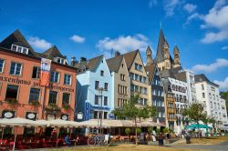 Case colorate, bar e ristoranti nella città vecchia di Colonia (Germania) - foto © lingling7788 / Shutterstock.com