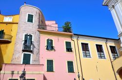 Uno scorcio della centralissima Piazza Cassini: un trionfo di colore - Piazza Cassini, con le sue splendide case colorate e l'elegante e maestosa Chiesa di Santo Stefano, rappresenta l'ingresso ...