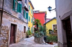 Le case colorate del vecchio centro storico di Lovran, Croazia.




