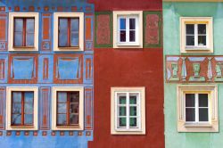 Case colorate nella piazza di Poznan, Polonia - Le variopinte facciate delle abitazioni che si affacciano sulla piazza principale di Poznan, quarta più grande città della Polonia ...