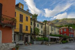 Case colorate sul lago di Mergozzo, Piemonte. Questo grazioso Comune è considerato la porta meridionale della Val d'Ossola.



