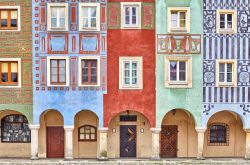 Case colorate sulla piazza del Vecchio Mercato a Poznan, Polonia