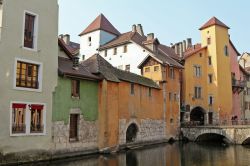 Case dai colori pastello affacciate su un canale di Annecy, Francia.

