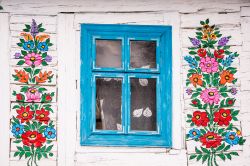 I tradizionali motivi floreali adornano le case del piccolo villaggio dipinto di Zalipie, nel comune di Olesno, nella Polonia meridionale - foto © HUANG Zheng / Shutterstock.com