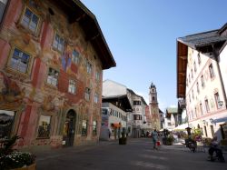 Case dipinte nel centro di Mittenwald, Germania: il borgo è noto anche come Luftlmalerei. Le sue costruzioni sono abbellite da affreschi dal XVIII° secolo - © icyyoke / Shutterstock.com ...