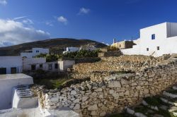 Case e giardini nel villaggio di Chora sull'isola di Sikinos, Grecia.
