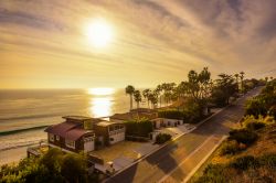 Case lussuose sulla costa di Malibu nei pressi di Los Angeles, California, fotografate al tramonto.

