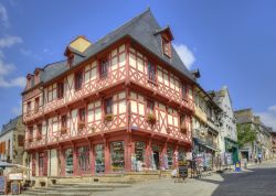 Case storiche nel centro bretone di Josselin, Francia. Passeggiando a piedi (o in bicicletta) fra le viuzze della cittadina se ne possono ammirare alcuni scorci davvero suggestivi - © Pecold ...