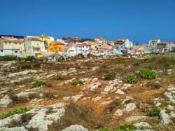 Case variopinte nei pressi delle rocce sulla costa oceanica di Peniche, Portogallo. Questa bella località portoghese rappresenta uno dei maggiori porti pescherecci del paese oltre che ...