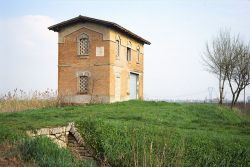 Casello ferroviario dismesso nelle campagne di San GIovanni in Persiceto