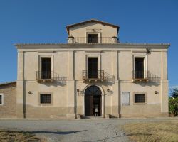 Casina “Ramirez” dove Giuseppe Garibaldi soggiornò dopo lo sbarco a Melito di Porto Salvo (19 luglio 1860). Si noti in alto a destra il colpo di cannone della nave borbonica ...