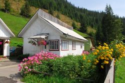 Tradizionali casette in legno nelle campagne della regione storica della Bucovina, nella Romania settentrionale - foto © CristiDumi / Shutterstock.com