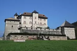 Castel Thun a Ton, uno dei manieri meglio conservati del Trentino - © gualtiero boffi / Shutterstock.com
