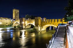 Castel vecchio a Verona nella parte medievale - In realtà una volta veniva denominato "Castello di San Martino in Aquaro" ma, poiché il suo uso attuale è racchiuderne ...