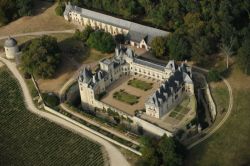 Il castello di Chateau de Brézé è famoso per essere circondato dal fossato a secco più profondo di tutta la Francia, ed avere una spettacolare rete di sotterranei ...