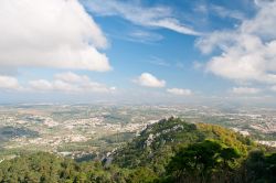 Il Castello dei Mori (Castelo dos Mouros) è il luogo perfetto per godersi il panorama sulla città di Sintra e sull'intera regione: da qui si scorge anche la città di ...