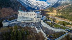 Il castello di Werfen (Hohenwerfen) fotografato dall'alto, Austria. Fu costruito fra il 1075 e il 1078 all'epoca delle lotte per le investiture per ordine di Gebhard von Helfenstein.
 ...