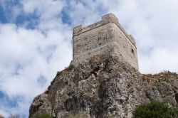 Particolare del Castello di Zahara de la Sierra. La struttura ha origini moresche, ed offre uno splendido punto panoramico per ammirare il borgo dall'alto - © Israel Hervas Bengochea ...