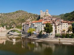 Panorama del villaggio medievale di Dolceacqua in Liguria, Italia - Una bella immagine del ponte romanico e del castello dei Doria riflessi nelle acque del fiume Nervia. La fortezza domina l'intero ...