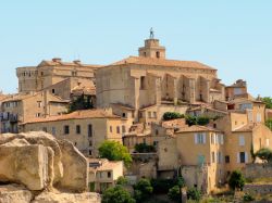 Castello e chiesa di Gordes, Francia - Il profilo arroccato di Gordes compare quasi all'improvviso quando si abbandona il Luberon per iniziare ad arrampicarsi verso il paese. Le sagome del ...