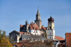 Castello e chiesa di Sigmaringen in una giornata di sole autunnale, Germania - Sul picco roccioso che domina la città del distretto di Tubinga, castello e chiesa ne rappresentano i simboli ...