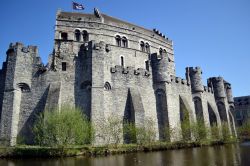 Al castello di Gent è legata una storia risalente al 1949, quando alcuni studenti, per protestare contro l'aumento del costo di un bicchiere di birra, occuparono l'edificio per ...