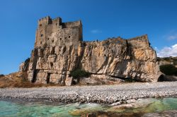 il famoso  Castrum Petrae Roseti con le mura a picco sulla spiaggia di Roseto, in Calabria