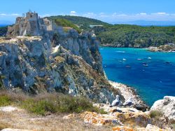 Il castello sull'isola di San Nicola, la prima ad essere abitata fin dal Medioevo nell'arcipelago delle Tremiti.